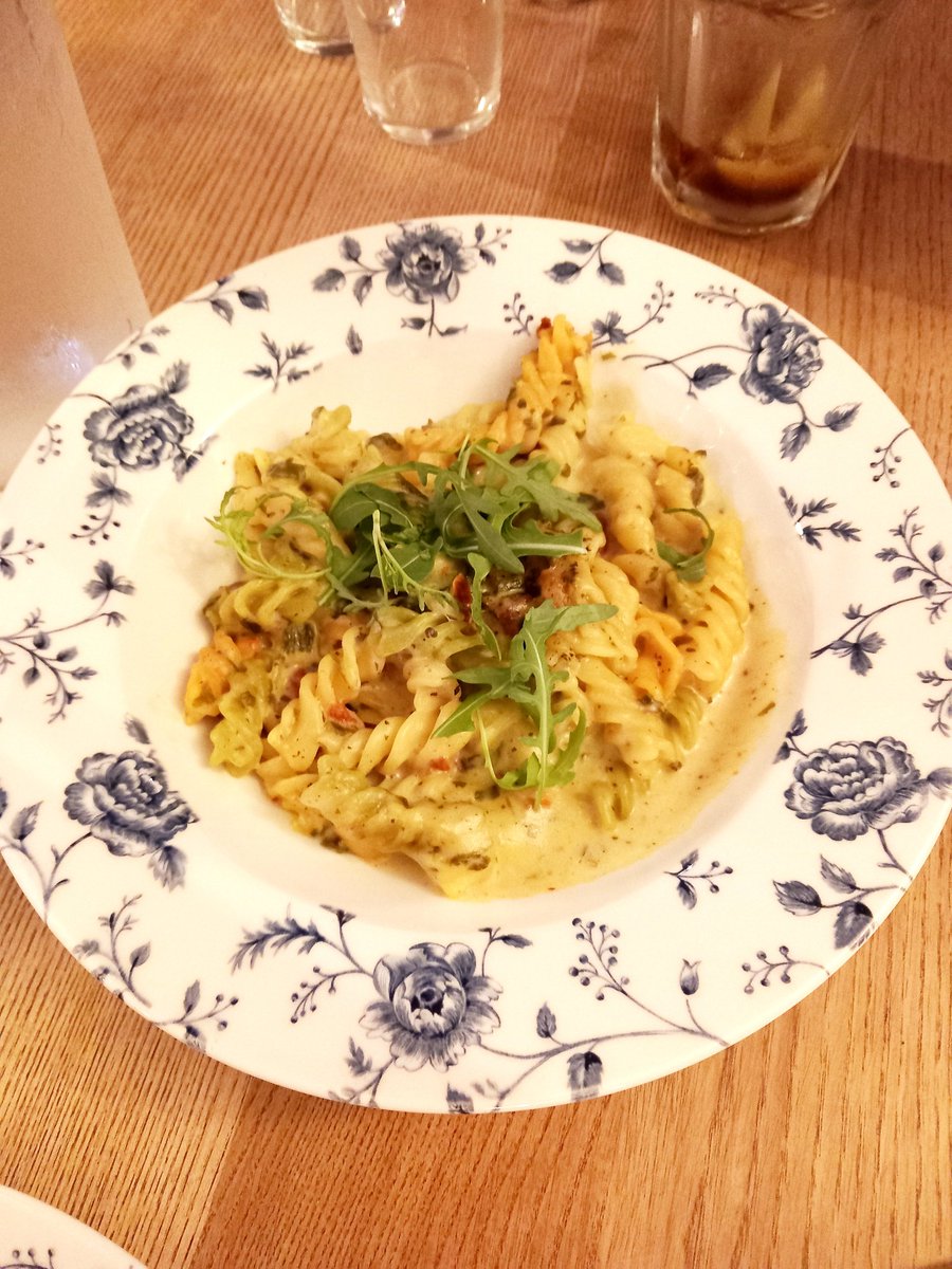 ClgDiderot's tweet photo. Voyage en Angleterre : bien arrivés ! Traversée en ferry, visite et découverte de Hastings et Brighton. En route pour Londres à la rencontre des familles hôtesses ! 1er repas english : mac&amp;cheese 🇬🇧 https://t.co/2M7kyOKrkN
