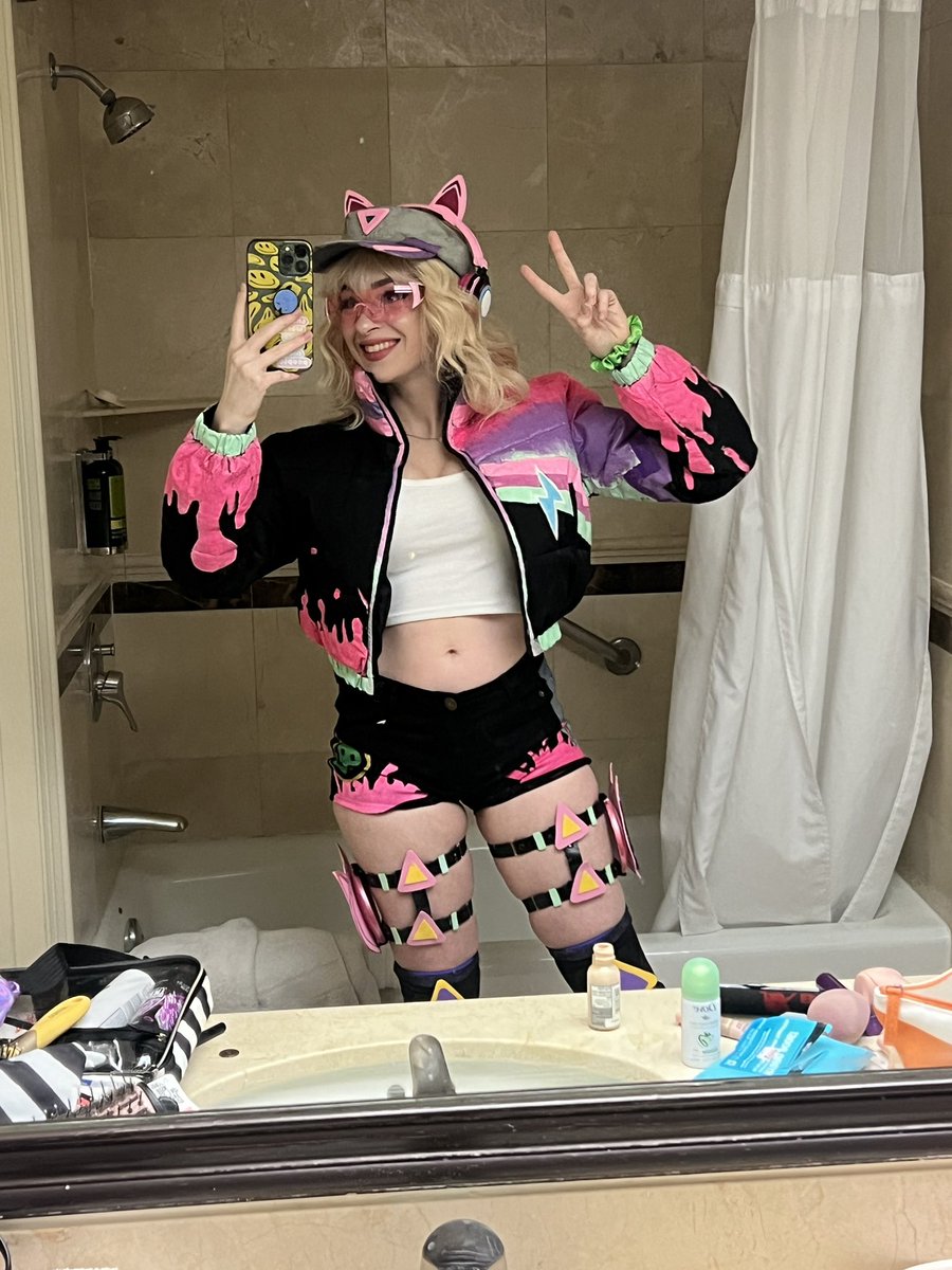 Cosmokittyy's tweet image. ITS BEEN A WEEK SINCE I GOT HOME FROM LAN/ALGS WHY HASNT ANYONE TAGGED ME IN PHOTOS WE TOOK TOGETHER AAAAAAAAAAAAAAAA
I just wanna see how they came out 🤝🩵
(honorable mention, I did see a few but I’m on the HUNT.)
#ALGS #wattsoncosplay #ApexLegends #wattson