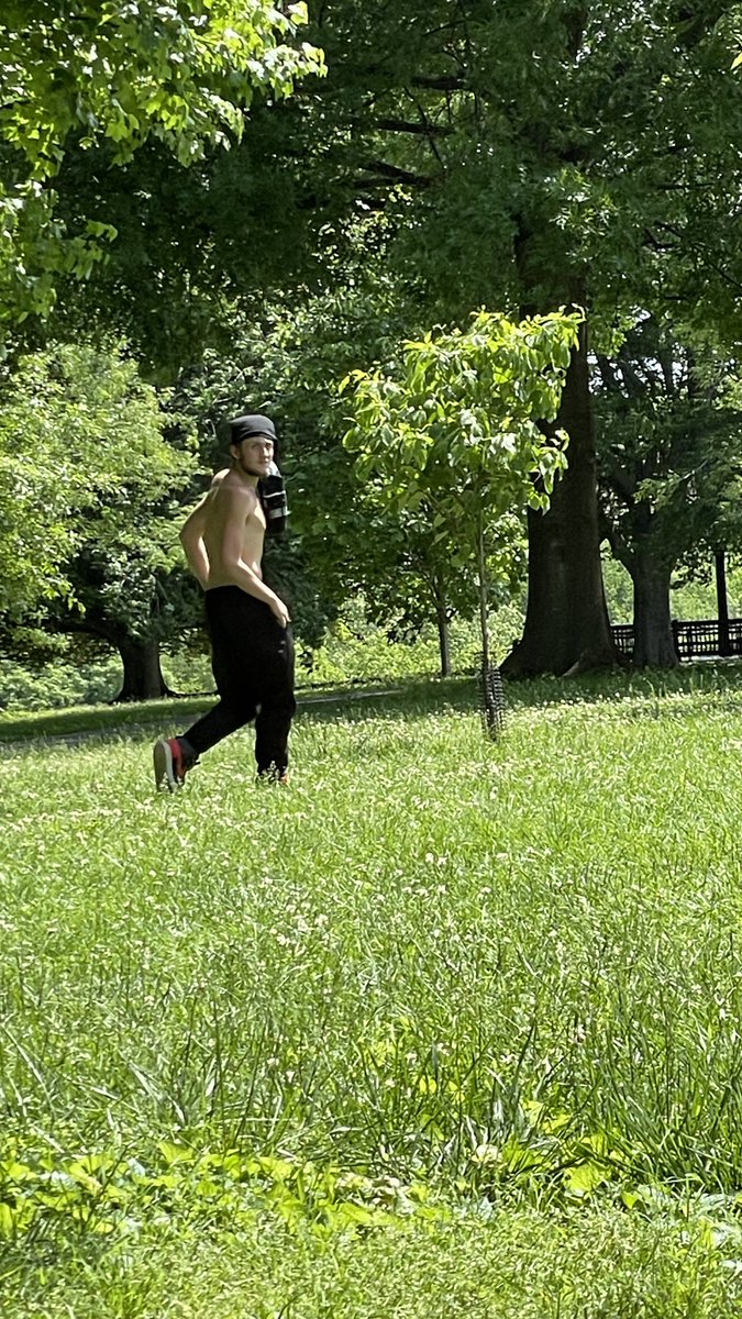 koriebrayngurz's tweet photo. attn louisvillians/cherokee park enjoyers (esp. women!): this man just walked toward me as i was drawing (by myself) under a tree and pulled his pants down and exposed himself to me from about 30 feet away. at 12:15 on a monday afternoon. right outside of the golf course. https://t.co/IUXP0sduQS