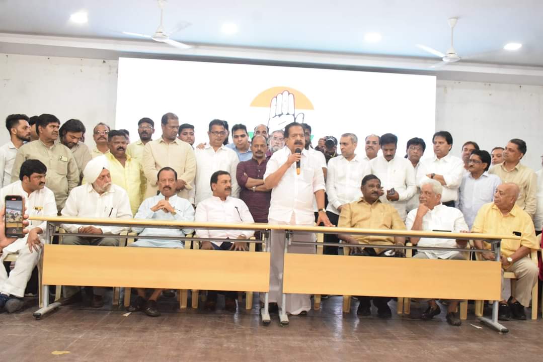 Md838281's tweet photo. कॉंग्रेस जीतेगी मुंबई की दोनों लोकसभा l AICC प्रभारी रमेश @chennithala जी और AICC सचिव @BMSandeepAICC जी के नेतृत्व में @INCMumbai के सभी नेता पूरी ऊर्जा के साथ संभालेंगे चुनाव के प्राचार की जिम्मेदारी l
@naseemkhaninc @dramarjitmanhas @VijayWadettiwar @_ssuresh @Chandore_INC https://t.co/IMI6LUvxXW