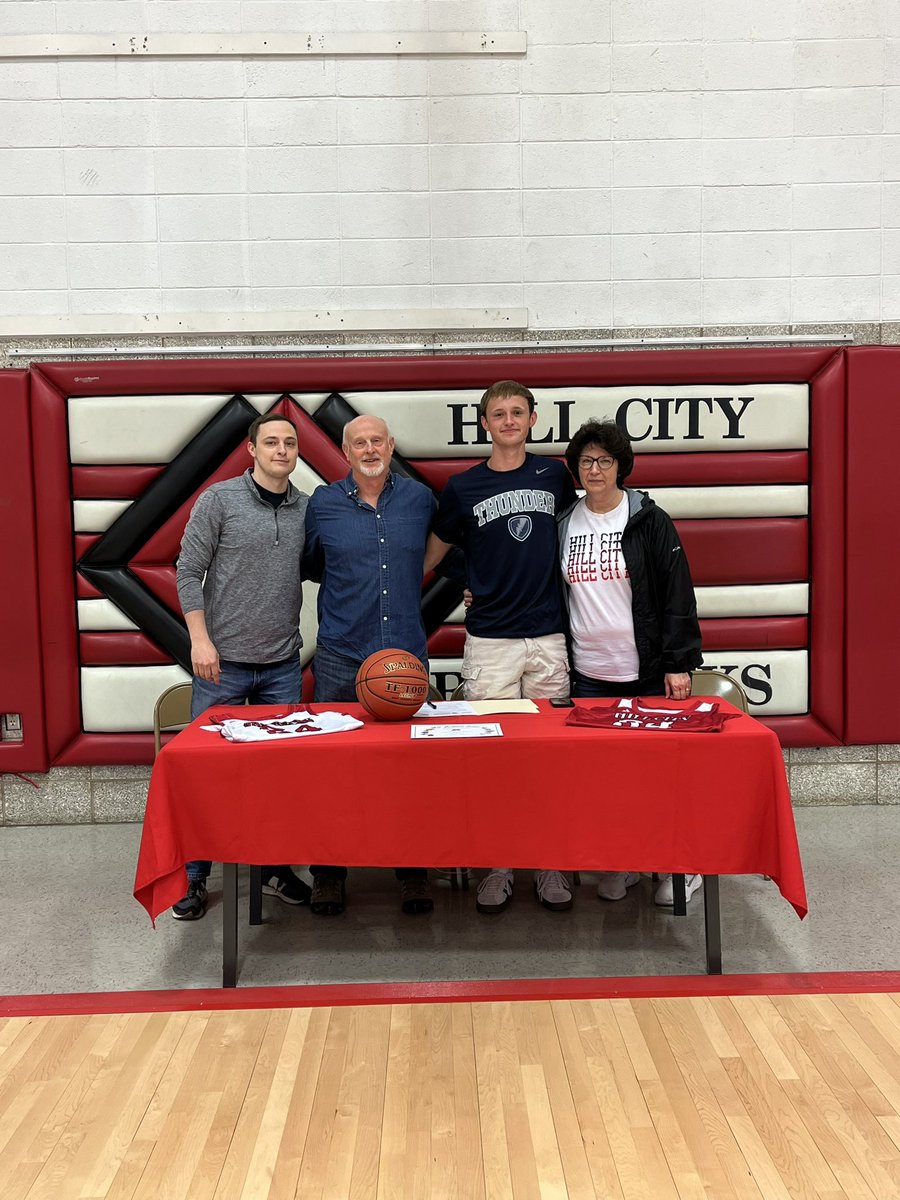 SIGNED! 📝

Welcome to Manhattan Christian, <a href="/Dylanganz03/">Dylan</a>! ⛈️🏀

#RollThunder