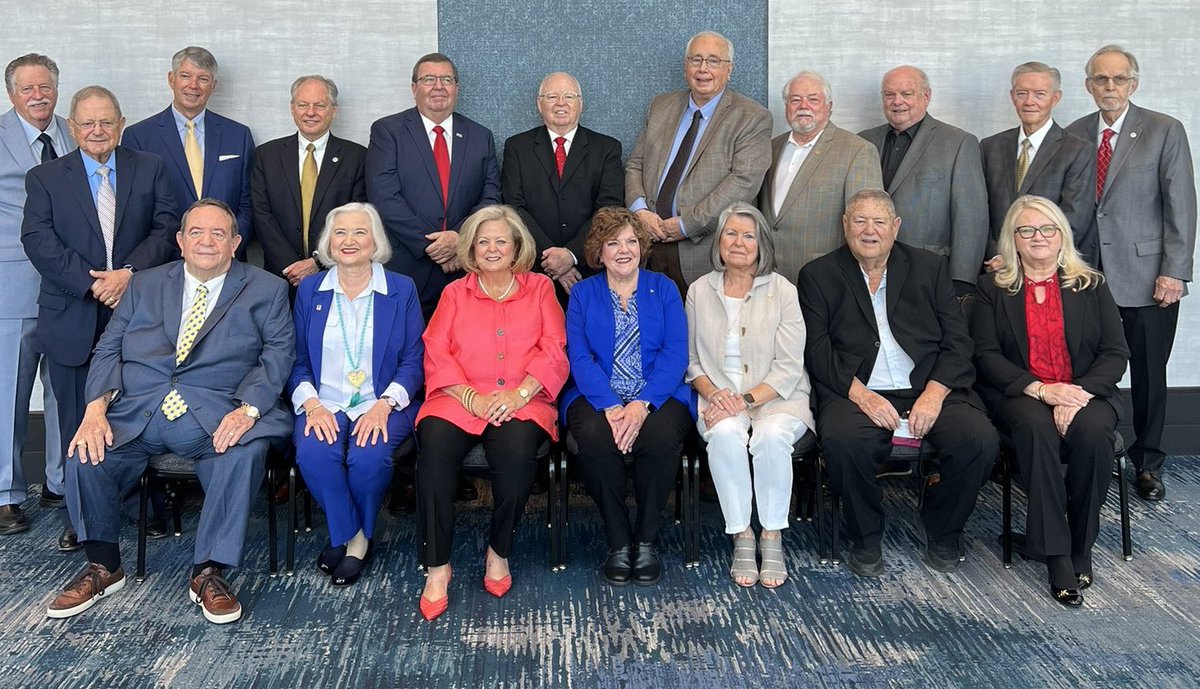 texasbankersCEO's tweet photo. Love this part of every @texasbankers Convention—Honoring the legacy of 50 Year Bankers and recognizing the promise of our TBA Emerging Leaders! Congratulations to this year’s award winners! Since 1885, Texas bankers have been #CommunityAllStars https://t.co/OBqUJsxeZQ