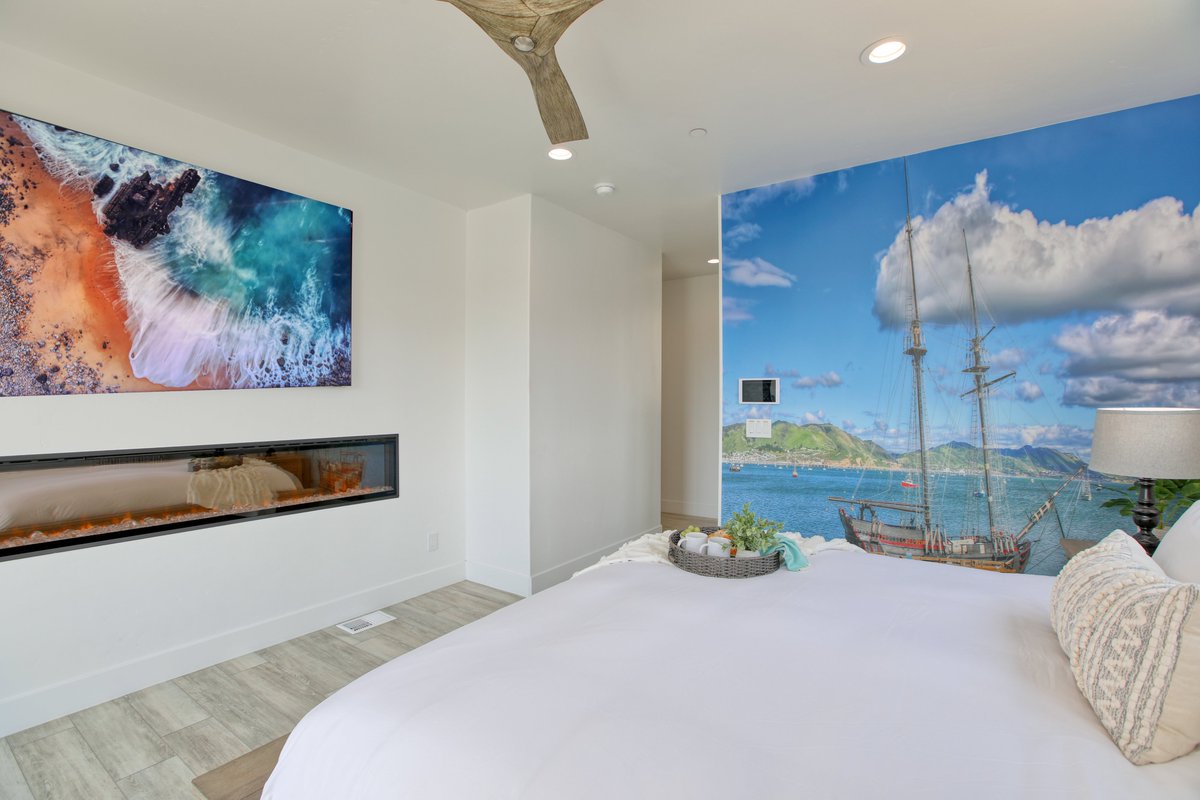 Enjoy luxurious comfort! The Harbor Suite on the main level has a King size bed with an ensuite bathroom, featuring a double sink vanity, a large shower, and a walk-in closet.

#vacationrental #beachrental #airbnbsuperhost #avilabeach #slo
