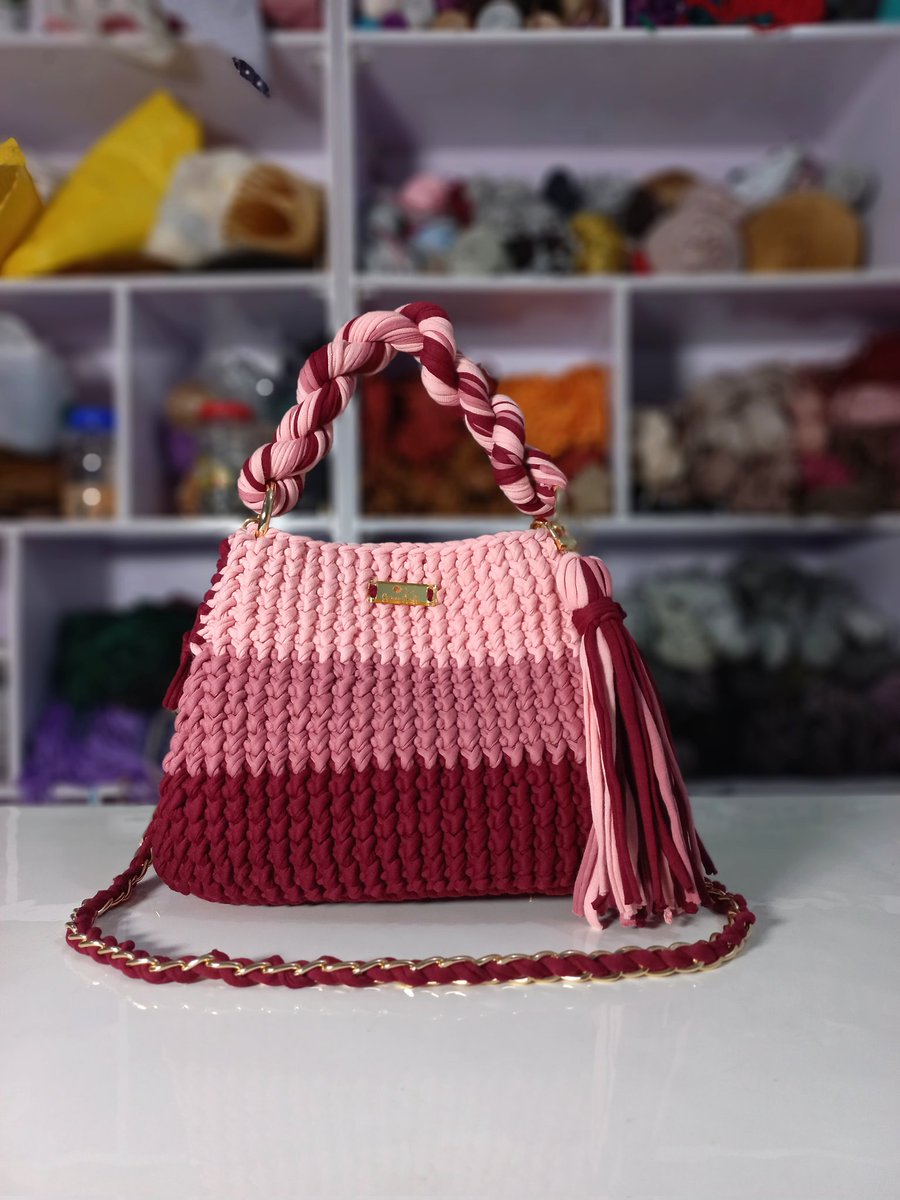 Added a new baby to the croise bag collection.  Her name is Meenahluxe and she's screaming luxury just like the name implied. It's made with Tshirt yarn and it can be made in 1,2,3 or 4 color combos.

Price: 45,000 naira(for first 3)
Location: Lagos
Delivery is nationwide 
Pls RT