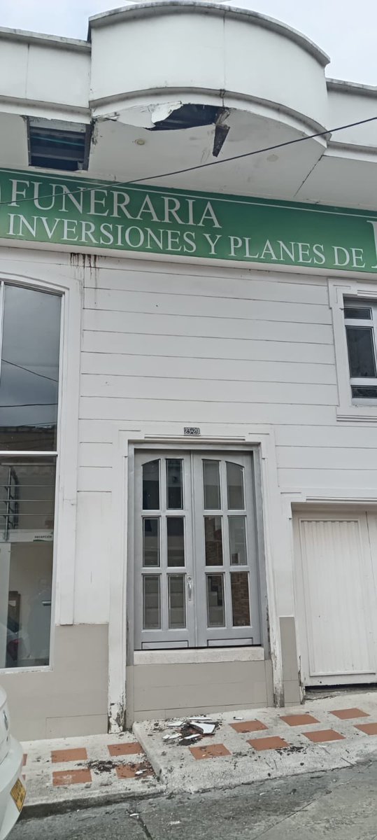judiloja's tweet photo. #InquietudCiudadana | «Buenas tardes Juan así está la fachada de una oficina de funerarias está ubicada en la calle entre carreras 23 y 24, en Calarcá se está cayendo por pedazos.Muchas gracias. Jhon Franki» https://t.co/SrCHomwCqm