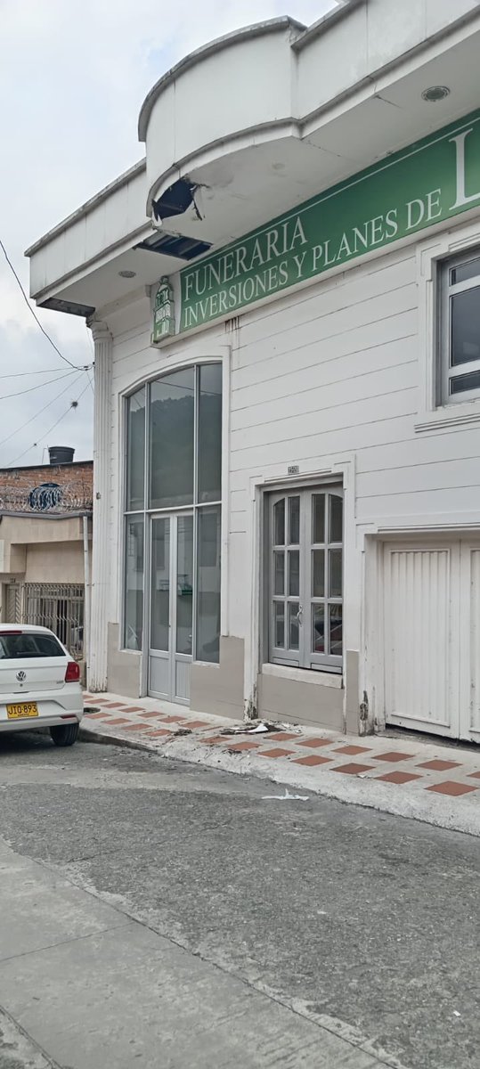 judiloja's tweet photo. #InquietudCiudadana | «Buenas tardes Juan así está la fachada de una oficina de funerarias está ubicada en la calle entre carreras 23 y 24, en Calarcá se está cayendo por pedazos.Muchas gracias. Jhon Franki» https://t.co/SrCHomwCqm