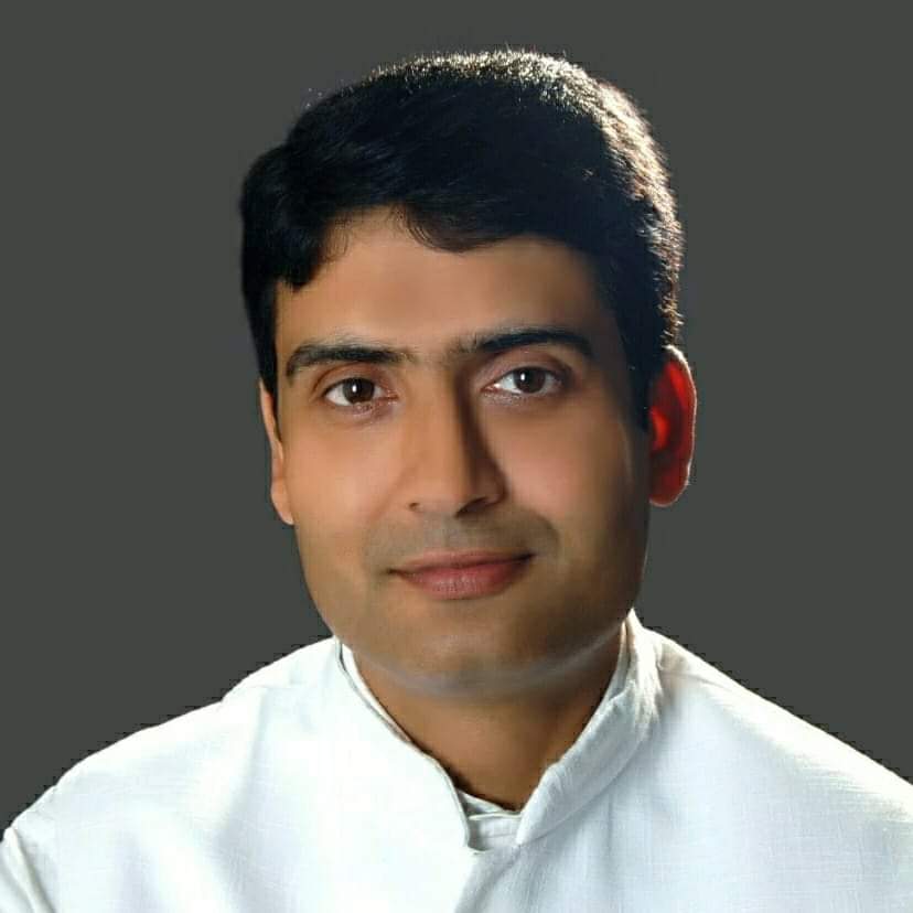 AkhandsinghINC's tweet photo. जब नाश मनुज पर छाता है, पहले विवेक मर जाता है।
चोर उचक्के नही स्वाभिमानी जननेता है बड़बोली सांसद महोदया तुम्हारे शरण में गद्दार जा सकते हैं ये बेदाग नेता हैं तुम्हारे एफ आई आर से डरने वाले नही है।
@DeepakSinghINC @KLSharmaINC 

(@smritiirani 😱😱😆😆) https://t.co/XqnhRwkOsc