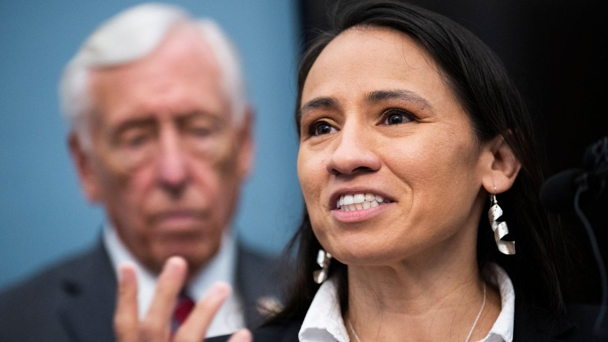 In a rare moment of agreement during their Kansas debate, both Rep. Sharice Davids and challenger Amanda Adkins supported Medicare drug price negotiations. But political huffpost.com/entry/davids-a…
