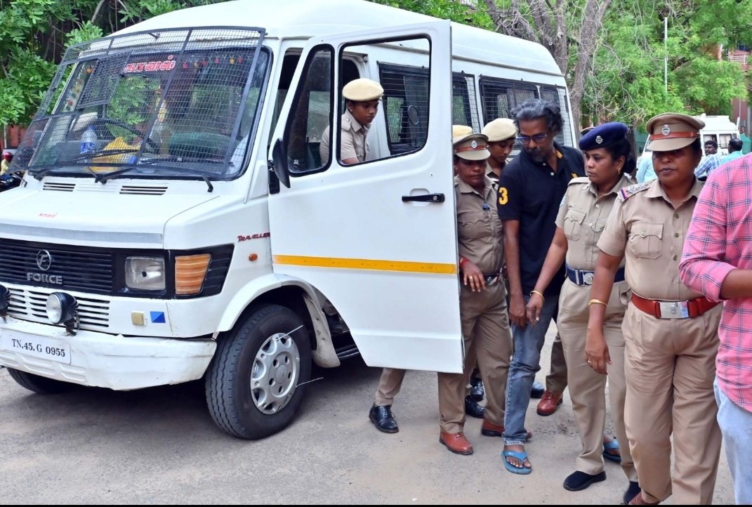 நீதிமன்ற பெண் ஊழியர்களையும்,  பெண் காவலர்களையும் மிகவும் தரக்குறைவாக,  கேவலமாக சித்தரித்த சவுக்கு சங்கர் மற்றும் அவனுடைய முக்கிய கூட்டாளி பீலிக்ஸ் ஜெரால்ட் மீது காவல்துறை அதிரடி நடவடிக்கை.
 அந்த இரு கயவர்களுடைய/பொறுக்கிகளுடைய கைதுக்காகவும் வழிக்காவல் பணிக்காகவும், முழுக்க முழுக்க