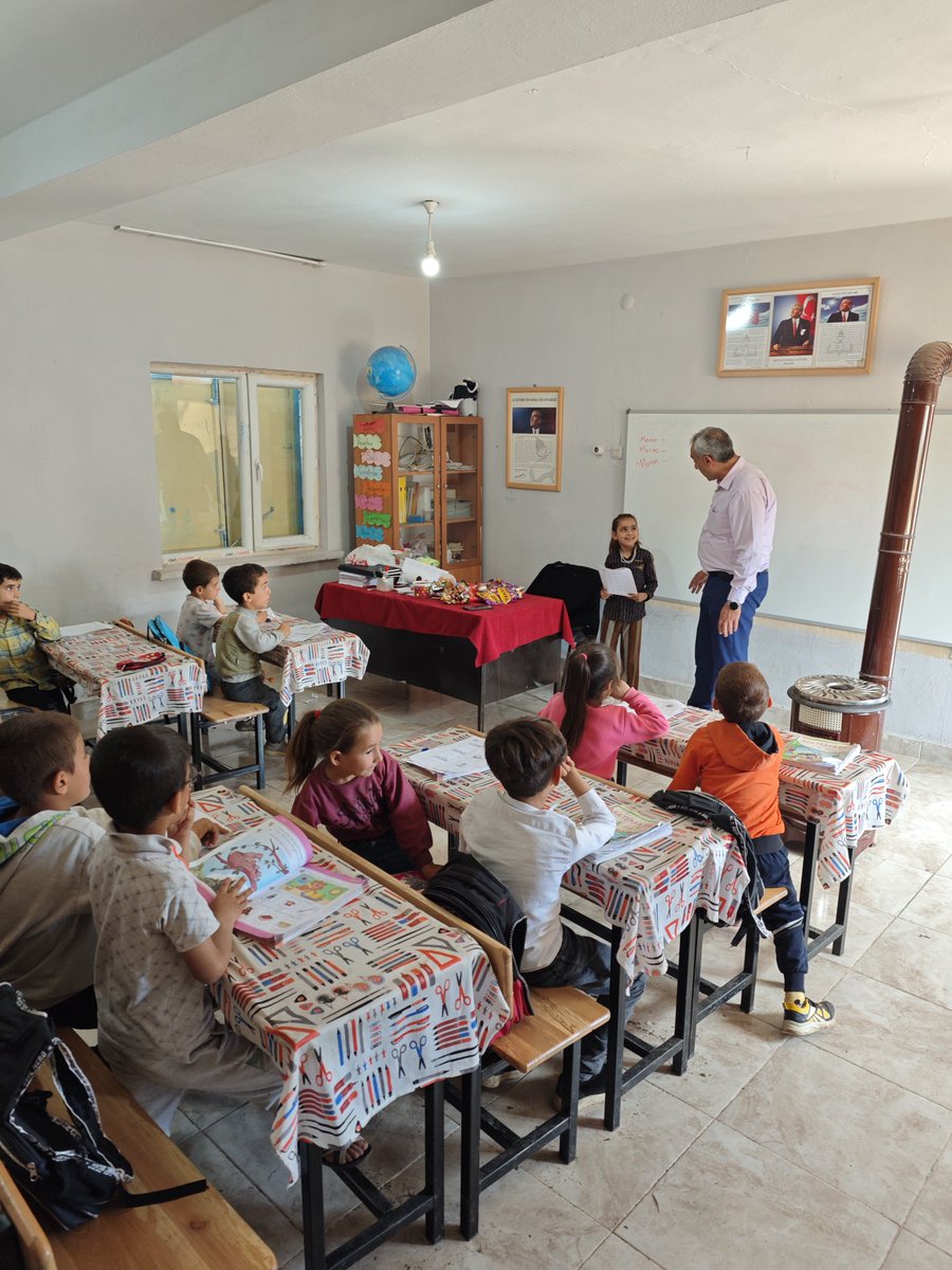 Sergen Goman İlkokulumuzu ziyaret ederek, öğretmen ve öğrencilerimizle bir araya geldik. Öğrencilerimizle birlikte sınıfta ders işledik. #OkulZiyaretleri #SergenGoman
<a href="/tcmeb/">Millî Eğitim Bakanlığı</a> <a href="/Yusuf__Tekin/">Yusuf Tekin</a> <a href="/HaniKaymakamlik/">T.C. Hani Kaymakamlığı</a> <a href="/Diyarbakirmem/">Diyarbakır İl Millî Eğitim Müdürlüğü</a> <a href="/Murat4Kucukali/">Murat Küçükali</a> <a href="/hani_mem/">Hani İlçe Milli Eğitim Müdürlüğü</a>