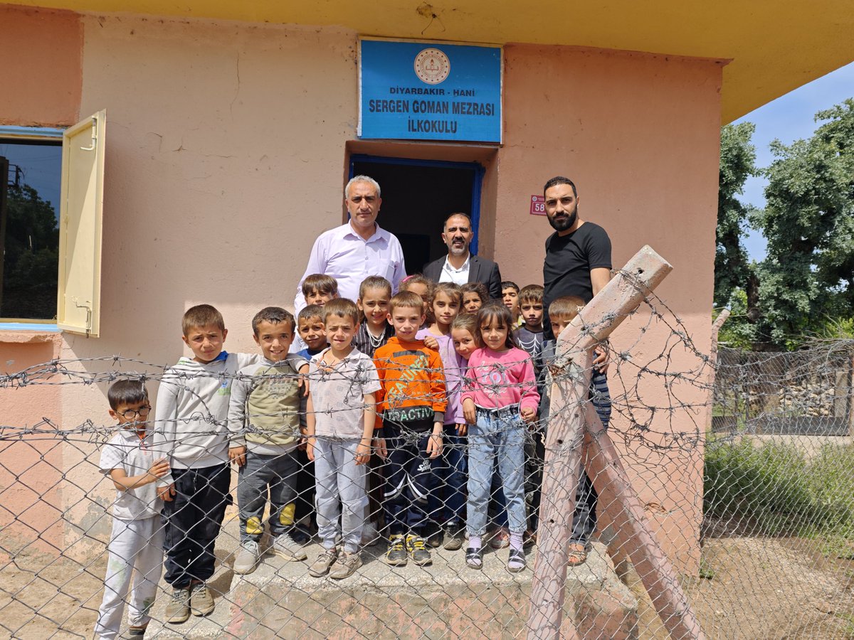 ZekiKaya021's tweet photo. Sergen Goman İlkokulumuzu ziyaret ederek, öğretmen ve öğrencilerimizle bir araya geldik. Öğrencilerimizle birlikte sınıfta ders işledik. #OkulZiyaretleri #SergenGoman
@tcmeb @Yusuf__Tekin @HaniKaymakamlik @Diyarbakirmem @Murat4Kucukali @hani_mem https://t.co/y4N6EBimXX
