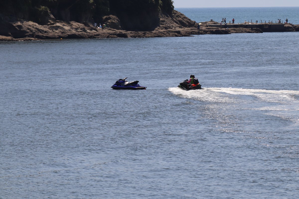 湘南・江ノ島沖で「 水上バイク 」2台の事故！ 後部座席の女性が 左手を骨折する重傷を負う。2台は 仲間同士、写真撮るために接近 【神奈川県・藤沢市】(ワールドジェットスポーツマガジン)
#Yahooニュース　#ワールドジェットスポーツマガジン
news.yahoo.co.jp/articles/bff65…