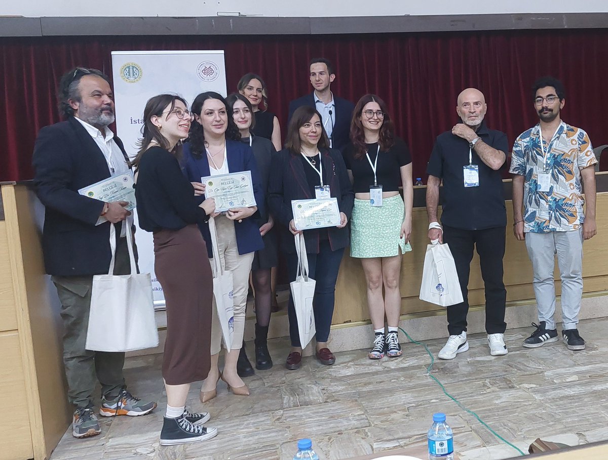 Kapanışta,panelimizde konuşmacı hocalarımıza teşekkür belgelerini;

tüm sempozyum süreci boyunca ve kulübümüzün kuruluşundan beri her koşulda yardımcı olan,desteklerini ve sevgilerini hep hissettiğimiz başta kulüp danışmanı Neşe Hocamız ve Ezgi Hocamıza plaketlerini takdim ettik.