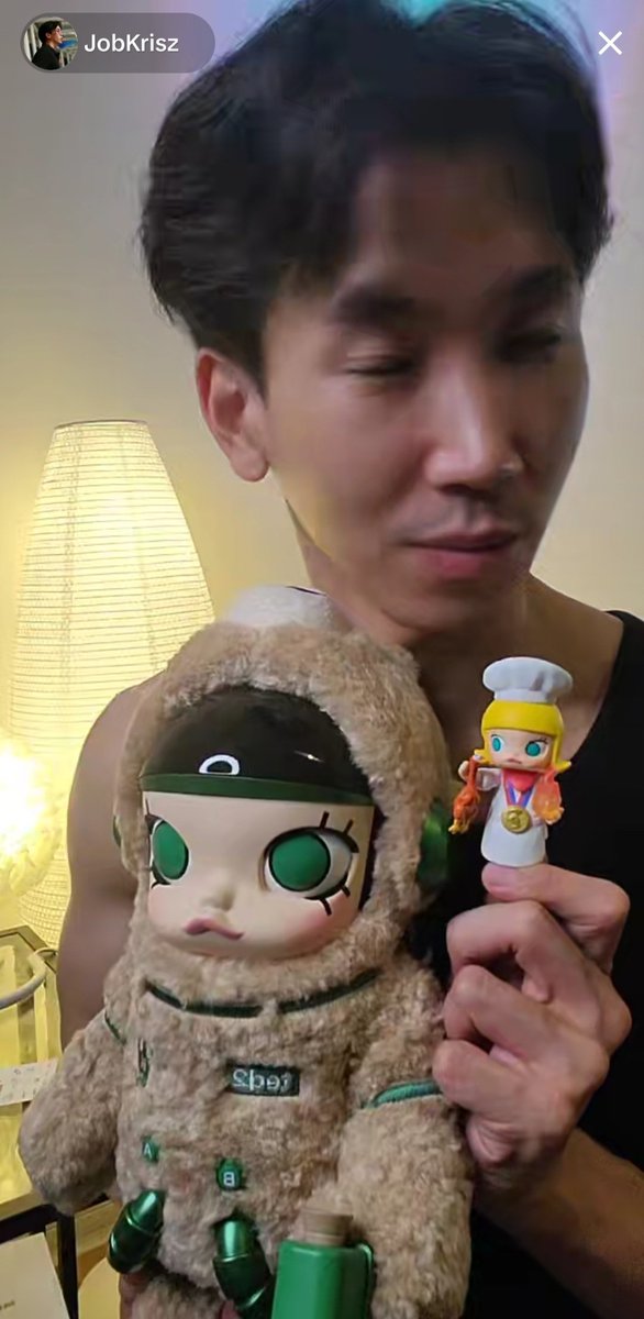 จำไม่ได้ว่าดูแบบอือ ๆ อา ๆ ย้อนหน้าย้อนหลังอยู่กี่ ep รู้ตัวอีกทีก็โดดหนีแก๊ง Friday party เพื่อจะกลับบ้านมาให้ทันดูสดและเทรนด์อย่างจริงจัง แบบใช้คอม แยก multi windows เปิดไลฟ์กางโปรแกรมแคป 1 หน้า อีกหน้าเปิด x กางมือบนคีย์บอร์ด full size สลับกับการหาดูไลฟ์พี่พระเอก
#เฟื่องนคร