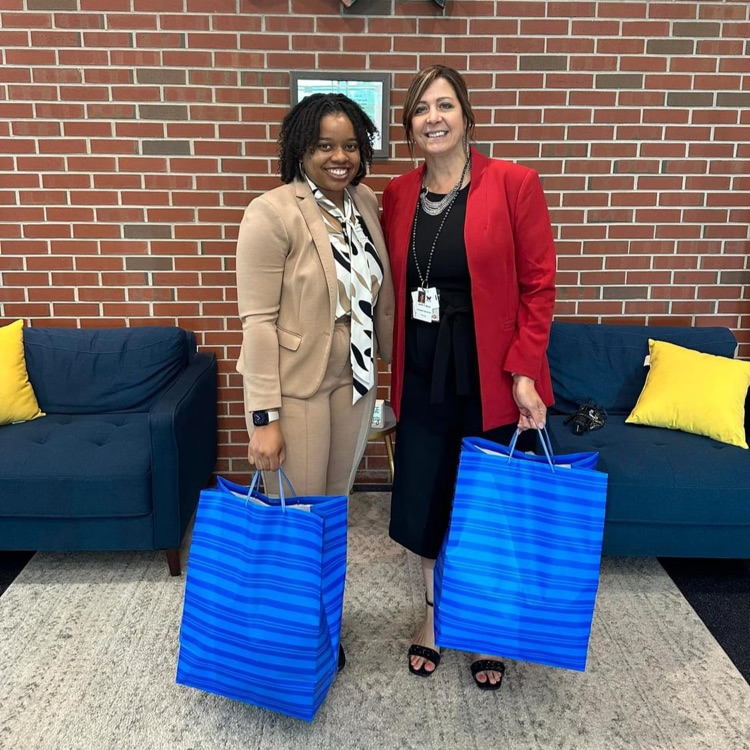 PHSWarriors1957's tweet photo. Thank you, Councilwoman Cottman and the Cottman Family, as well as Brittany and Marcus Collins, for the clothes donation. Our seniors have many events that require formal attire and this helps so much! #BestCommunity #BlessedAtPHS https://t.co/bOJ9xpw57w