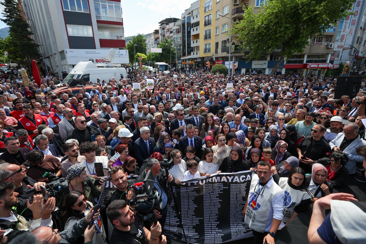 Genel Başkanımız Sayın Özgür Özel ile birlikte, Soma maden faciasının 10. yıl dönümü nedeniyle maden şehitlerimizi anmak için düzenlenen yürüyüşe katıldık. Ardından Soma'daki madenci heykeli önündeki anma törenine katıldık. 301 canımızı unutmayacak, unutturmayacağız. O son