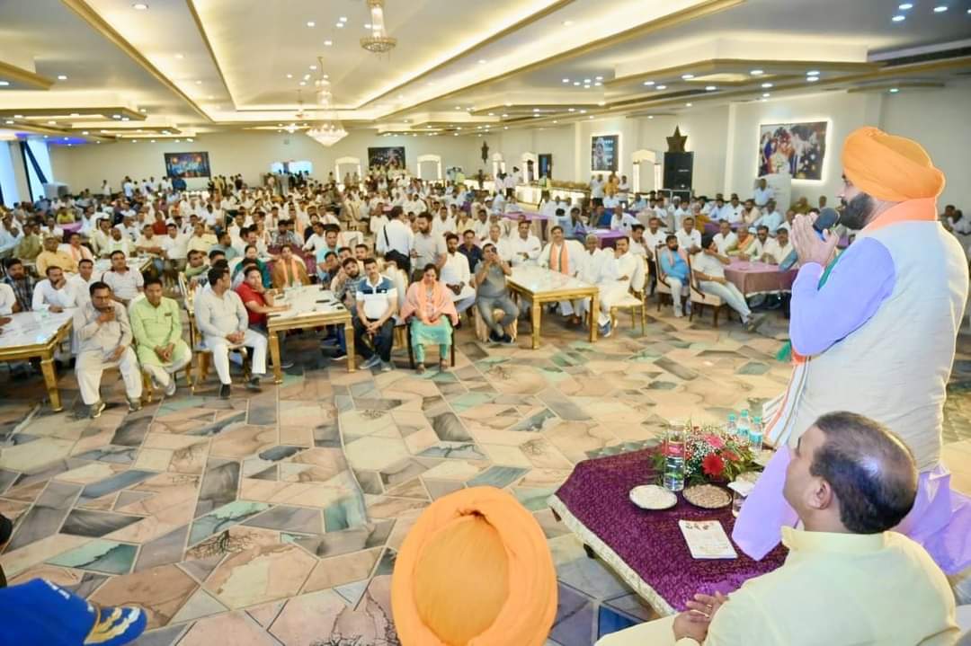 आज कैथल में पंचायती राज संस्थाओं और स्थानीय निकायों के अपने प्रतिनिधि साथियों से भेंट कर विभिन्न विषयों पर सार्थक संवाद किया।हमारी सरकार ने पंचायती राज और स्थानीय निकायों की व्यवस्था को बेहतर बनाने के लिए कई कदम उठाए हैं।पिछले 10 साल में अभूतपूर्व विकास कार्य हुए हैं।