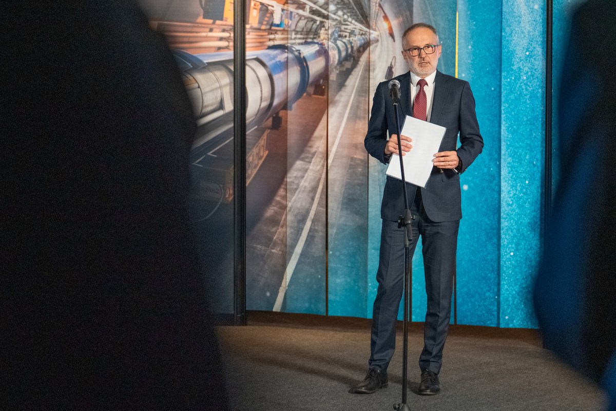 🗨️ Jest to obecnie bezsprzecznie największe, najlepsze, najbardziej prestiżowe laboratorium naukowe na całym świecie – podkreślił podczas inauguracji wystawy #AcceleratingScience w <a href="/AGH_Krakow/">AGH Kraków</a> prof. dr hab. Tadeusz Lesiak, dyrektor <a href="/ifjpan/">Instytut Fizyki Jądrowej PAN</a>. #CERN70 #CERN70PL