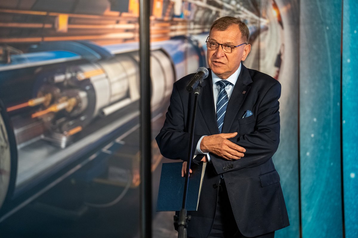 🗨️ Patrząc z perspektywy rocznicy 20-lecia Polski w 🇪🇺#UE, to wydarzenie tym bardziej jest dla nas nie bez znaczenia – powiedział podczas inauguracji wystawy #AcceleratingScience prof. dr hab. inż. Jerzy Lis, rektor <a href="/AGH_Krakow/">AGH Kraków</a>. #CERN70 #CERN70PL