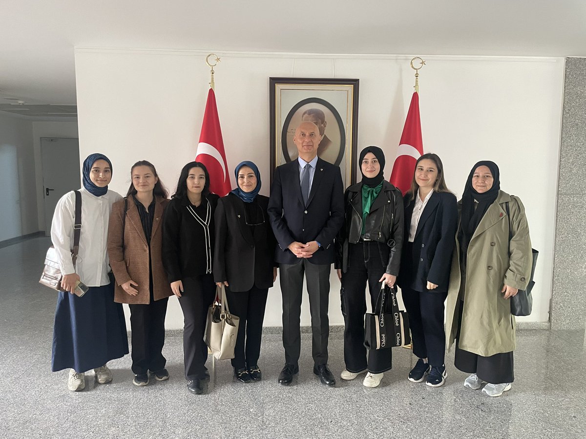 Körfez Jeopolitiği seminer dersimizde bir dış politika kurumu görmeleri adına öğrencilerimle Dışişleri bakanlığımıza gittik. Bizi <a href="/mulkiyeui/">Mülkiye Uluslararası İlişkiler Bölümü</a> mezunu değerli büyükelçimiz Kaan Esener bey ağırladı. Hem tecrübelerini dinledik, hem de öğrenciler hariciye sınavı için motive oldular 🙏