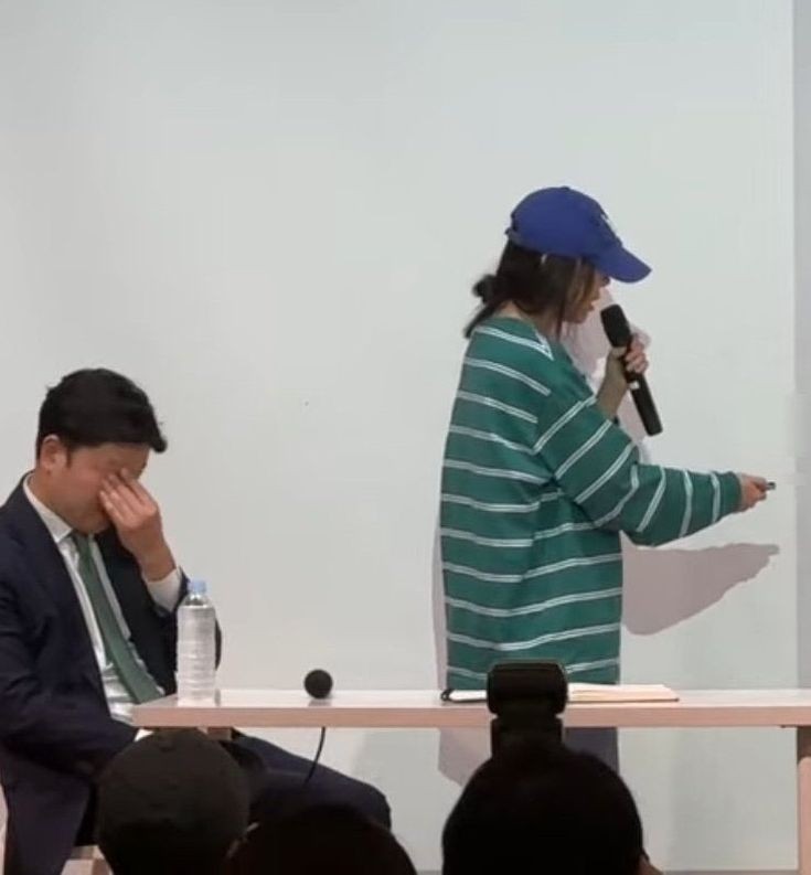 CSoftberry21684's tweet photo. la majorité est mineur et personne ne prend la défense des filles comme si c'était elle qui avait choisis le concept les filles n'y peuvent rien et min hee Jin qui dit qu'elle est proche d'elle etc si c'était le cas elle aurait pas créer ce gros scandale elle veut juste la thune. https://t.co/Mq5EZWwfVU