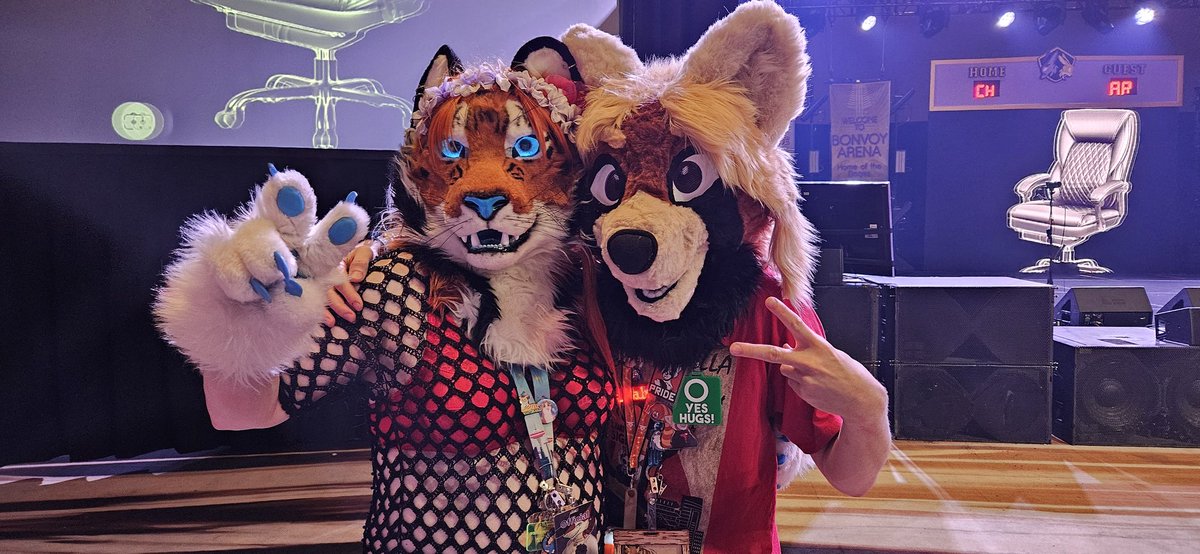 Travis_Wah's tweet photo. Shout out to @valantnovalight for the amazing show, and happy to see @MiezeTiger again! https://t.co/Jh5W71zLl3