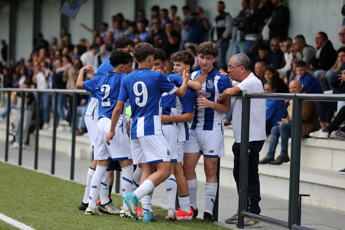 Joga o FC Porto? O senhor Zé vai lá estar.

Os sub-14 festejaram o título com o sócio que acompanha todas as modalidades e escalões💙

#FCPortoSub14