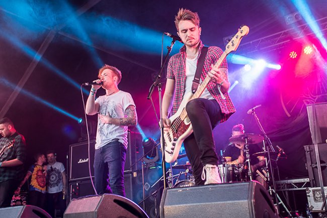 MalloryKnoxband's tweet photo. Slam Dunk 2014. 10 years ago. And we’re ready to go again in just under 2 weeks time. All 5 of us will see you on the Slam Dunk stage at 15:50 both days x

📸 Mark Latham https://t.co/BIuCWWzMlf