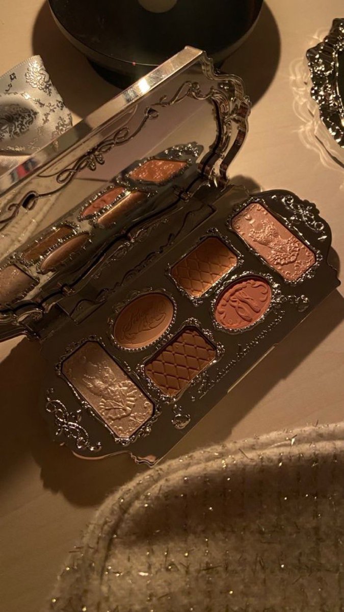 300moods's tweet photo. this eyeshadow palette https://t.co/xlKO99LIez