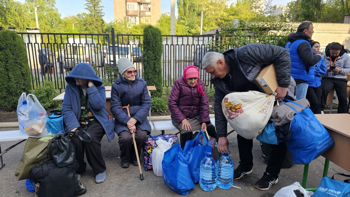 EmmanuelleChaze's tweet photo. The vast majority of evacuees are the elderly &amp; people with disabilities. It is heartbreaking to witness, they flee their homes for the 2nd time, after Russia already occupied their towns back in 2022.

Those women &amp; Oleksandr, an official from Vovchansk, just arrived.

2/ https://t.co/qKcsDrm6xj