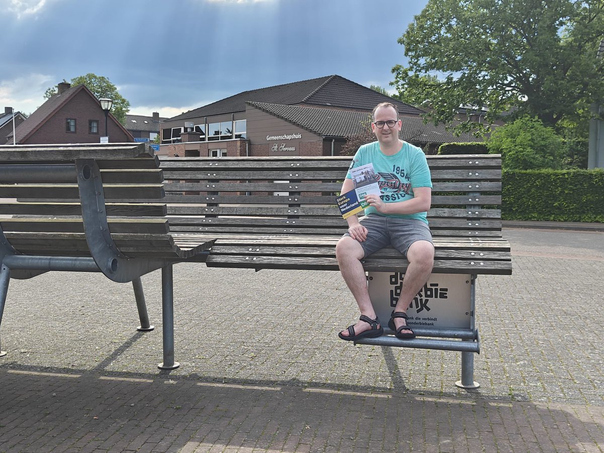 D66leudal's tweet photo. Vandaag heeft Paul Voermans in zijn geboortedorp Nunhem de aftrap gemaakt met het bezorgen van ons infoblad. Ook brengen we deze maand onze flyer rond voor de Europese verkiezingen. Stem donderdag 6 juni! https://t.co/x8tvwxPak7