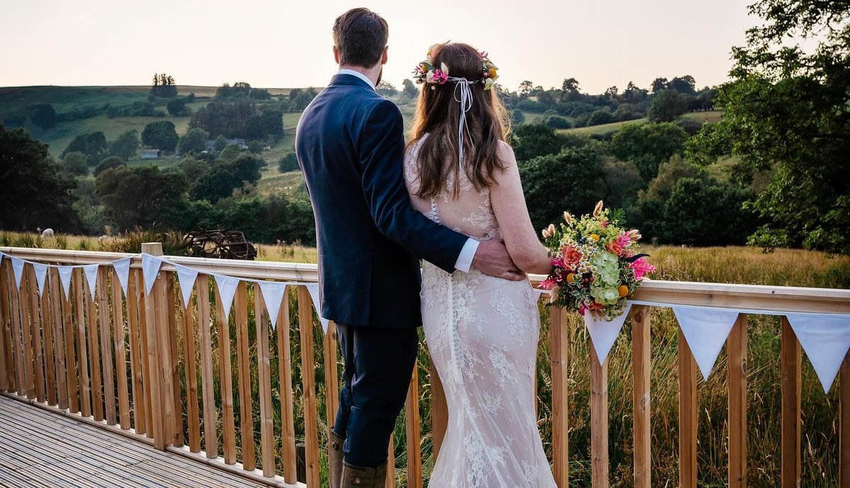 Hollyhollows offers couples a truly enchanting setting for their special day. The raised decked seating area offers the perfect spot to sip champagne and watch the sunset across the valley, creating memories to last a lifetime. 🥂🌅

thecompleteweddingdirectory.co.uk/Hollyhollows/e…

#barnweddingvenue