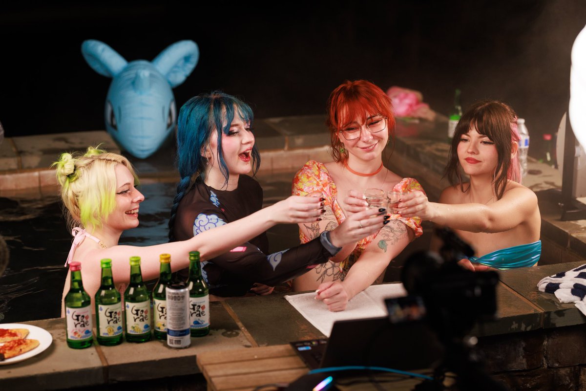 rooshibi's tweet photo. 4 girls 1 hot tub.. would you get in? https://t.co/dLgGaxCYuw