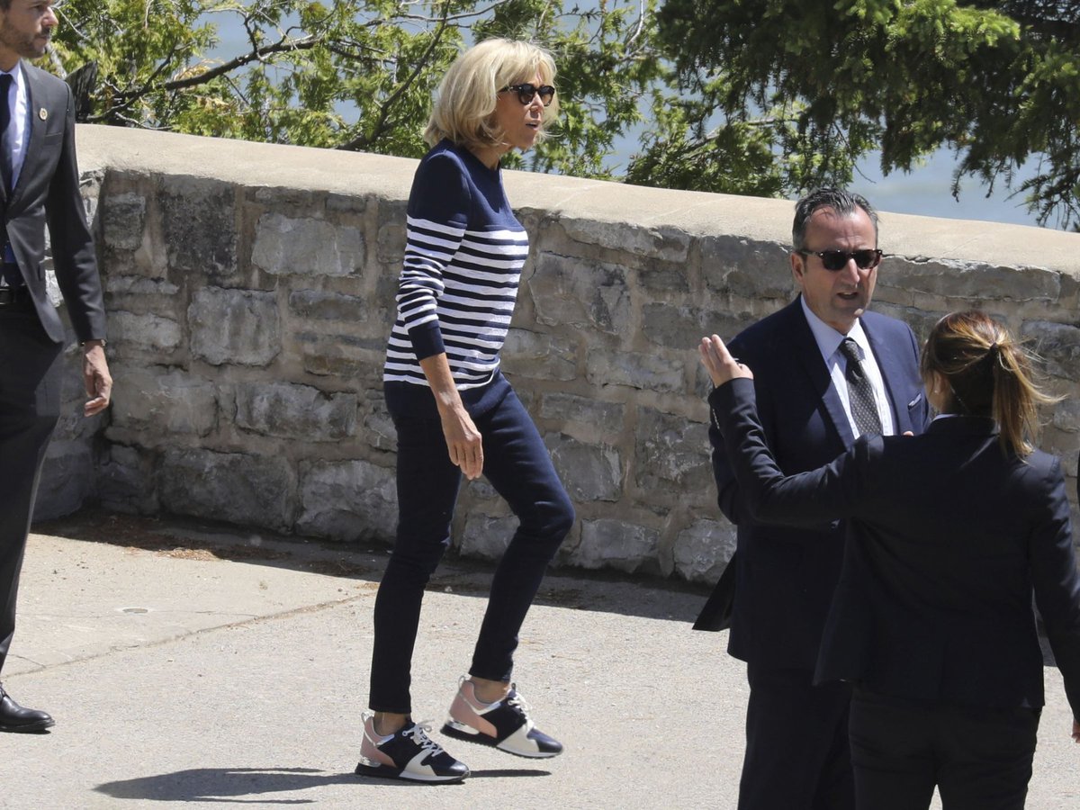 Question simple : quelle est la pointure de chaussures de Brigitte Macron ? 🤔
#JeanMichelTrogneux