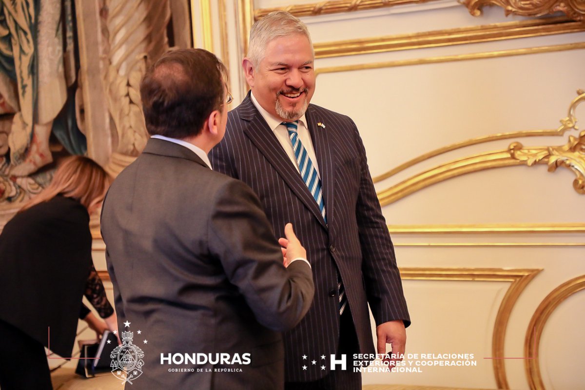 📌El Canciller @EnriqueReinaHN y su homólogo de España, José Manuel Albares Bueno, firmaron un Memorando de Entendimiento entre el Ministerio de Asuntos Exteriores, Unión Europea y Cooperación del Reino de España, para la promoción de la Lengua Española, en el ámbito diplomático.