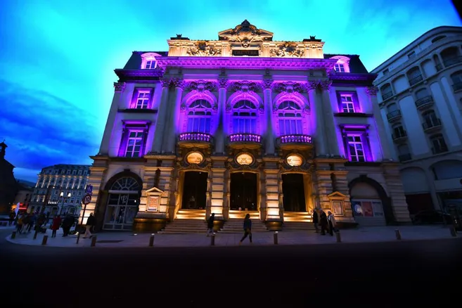 #sante
Pourquoi l'opéra-théâtre et la place de Jaude à #ClermontFerrand seront illuminés en violet le week-end du 18 mai ?

▶️ lamontagne.fr/clermont-ferra…
