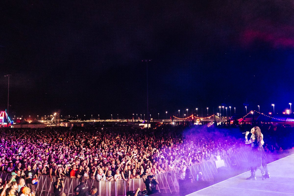 evanescence's tweet photo. Had a blast at @RockvilleFest last night! Thank you for coming to see us, it was an honor to play that epic stage once again.
🤘🤘🤘 https://t.co/tl5YtqXs1V