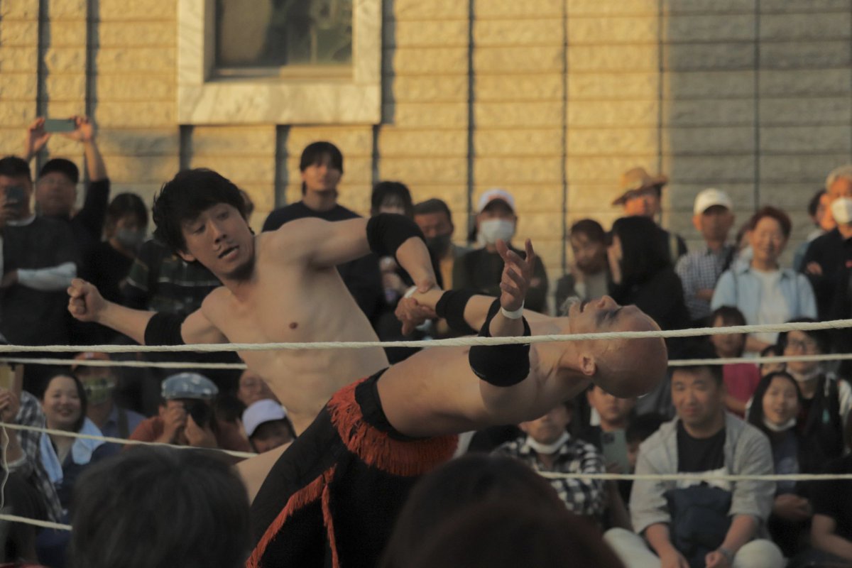 aabakane's tweet photo. #ひたち国際大道芸 #asiagoldprowrestling 

夕陽に染まる、天空闘技場みたいなポイントでのプロレス！
ある程度はお約束…と油断して見ていたら、思ってもみなかったいろいろが起きて大興奮しました。やっぱり、リングぎりぎり、360°観客に囲まれているのがすきだ！ https://t.co/83kTSjWp3m