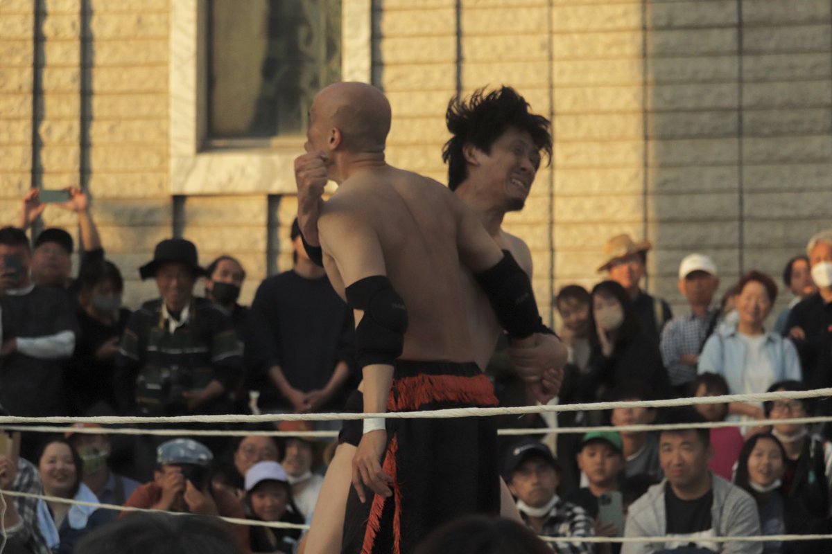 aabakane's tweet photo. #ひたち国際大道芸 #asiagoldprowrestling 

夕陽に染まる、天空闘技場みたいなポイントでのプロレス！
ある程度はお約束…と油断して見ていたら、思ってもみなかったいろいろが起きて大興奮しました。やっぱり、リングぎりぎり、360°観客に囲まれているのがすきだ！ https://t.co/83kTSjWp3m