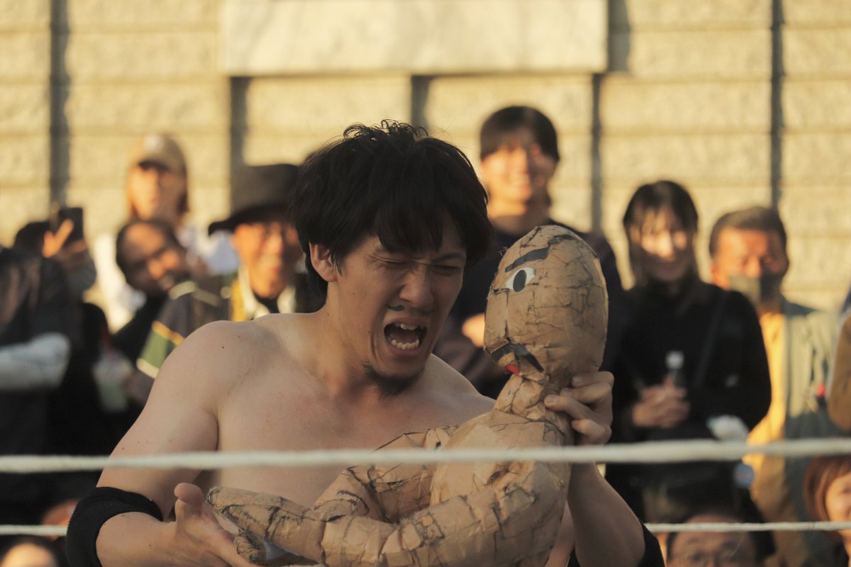 aabakane's tweet photo. #ひたち国際大道芸 #asiagoldprowrestling 

夕陽に染まる、天空闘技場みたいなポイントでのプロレス！
ある程度はお約束…と油断して見ていたら、思ってもみなかったいろいろが起きて大興奮しました。やっぱり、リングぎりぎり、360°観客に囲まれているのがすきだ！ https://t.co/83kTSjWp3m