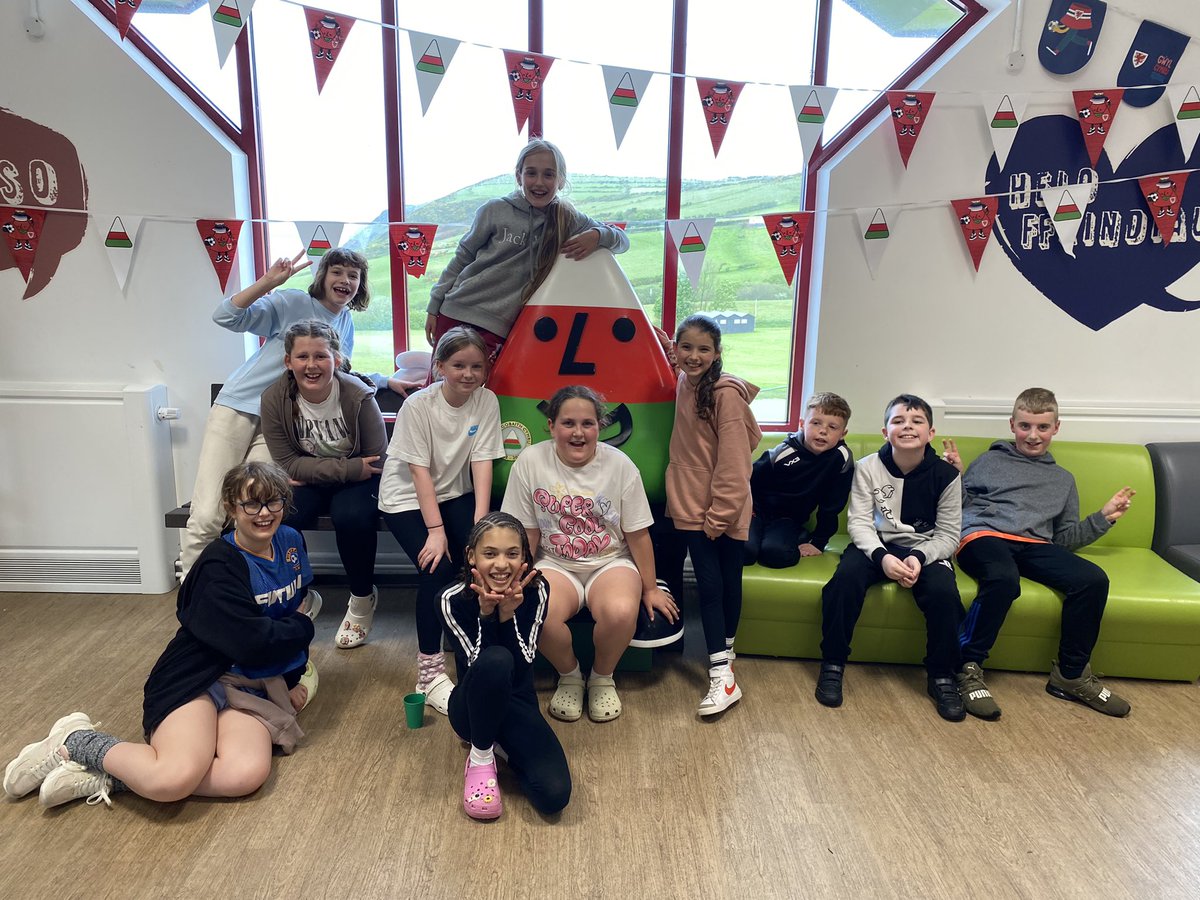 Hei, Mistar Urdd yn dy goch, gwyn a gwyrdd… 🎶🎹🎤 <a href="/yggf123/">Ysgol Gymraeg Gilfach Fargod 🏴󠁧󠁢󠁷󠁬󠁳󠁿</a> <a href="/MrsJamesyggf/">Mrs James</a> <a href="/MrJamieHallett/">Mr Hallett</a> <a href="/Urdd/">Urdd Gobaith Cymru</a> <a href="/llangrannog1932/">Gwersyll Llangrannog</a>