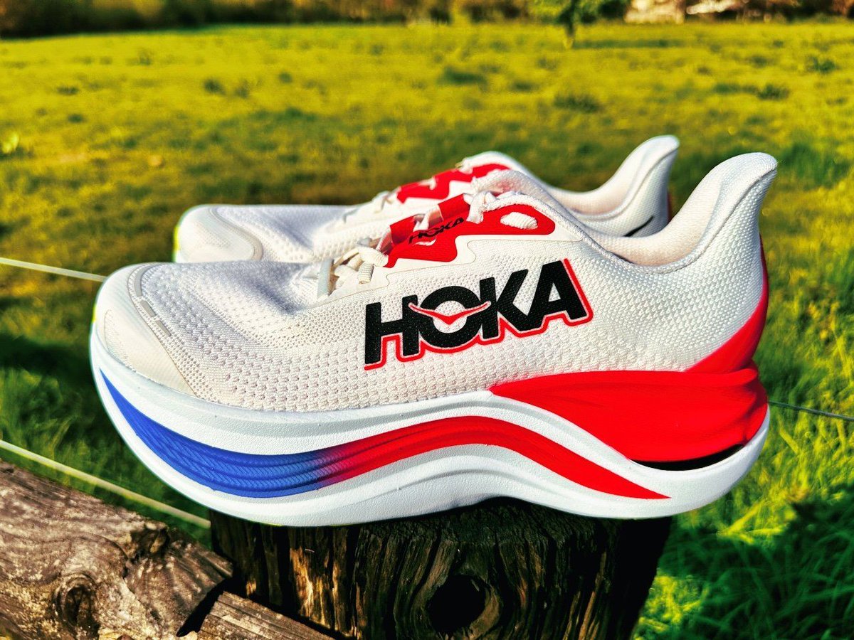 The Hoka Skyward X is a highly cushioned, stable trainer best suited to easy runs. It has a convex carbon plate which isn't really needed because you can't feel the so-called “suspension system” and it makes it feel at very slow paces . The Skyward X - bit.ly/3UBmKaZ