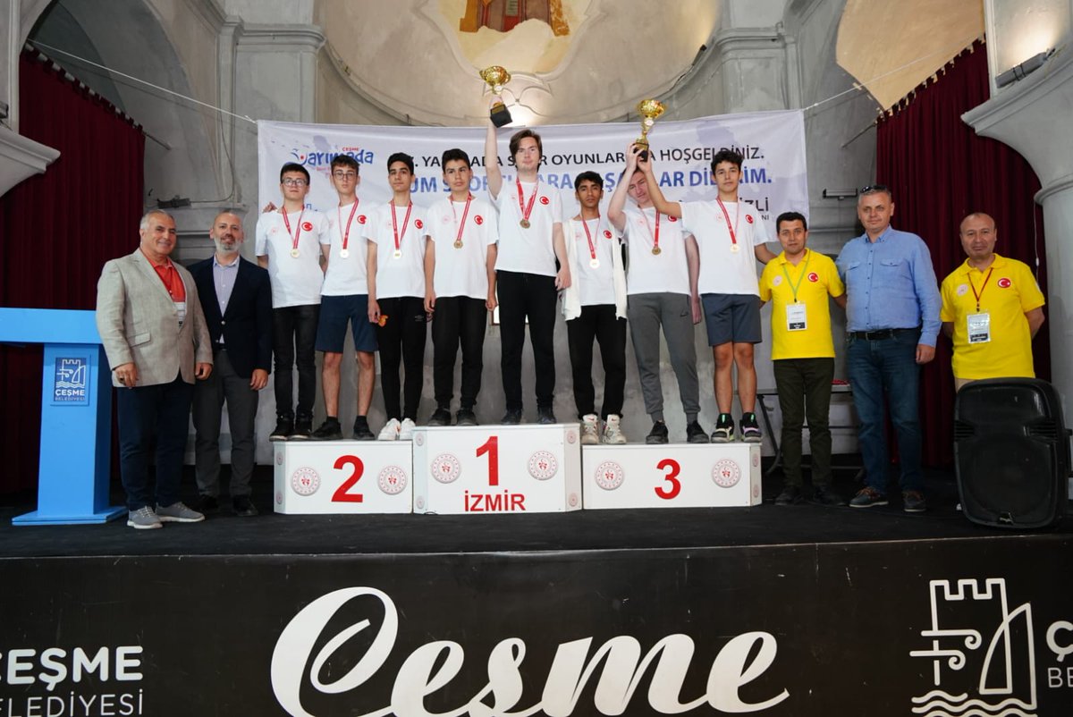 CesmeAna's tweet photo. 17. Yarımada Spor Oyunlarında öğrencilerimiz satranç müsabakalarında takım olarak 1.lik kupasını havaya kaldırarak bizleri gururlandırdılar. Tebrikler gençler!👏👏👏 #yarimadasporoyunlari #cesme #satranc #ulusoydenizcilik https://t.co/omoCq8wOtW