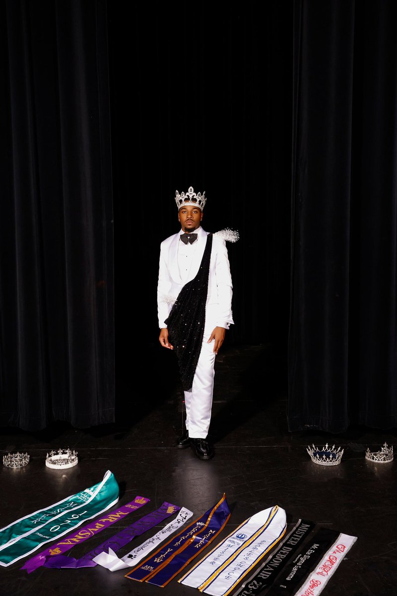 HippieKey's tweet image. The Finale

Thanks to my org who let me be a representative of them &amp;amp; the Black Excellence at large!Being a male role model as a minority is more important than anything.

Thanks for my 10+ Titles &amp;amp; Reigns, for my Crown now is a Grad Cap!

#NoPlaceLikePV #PVGrad #HBCUGrad #TheWiz