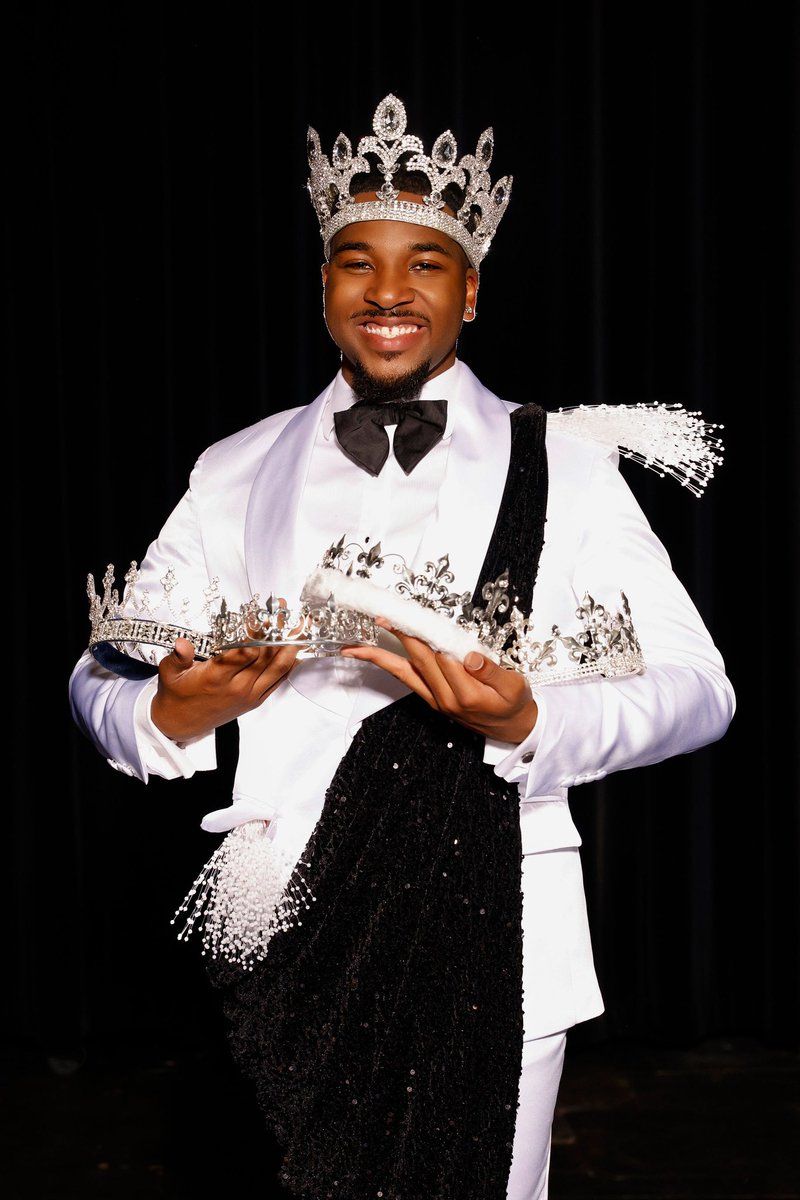 HippieKey's tweet image. The Finale

Thanks to my org who let me be a representative of them &amp;amp; the Black Excellence at large!Being a male role model as a minority is more important than anything.

Thanks for my 10+ Titles &amp;amp; Reigns, for my Crown now is a Grad Cap!

#NoPlaceLikePV #PVGrad #HBCUGrad #TheWiz