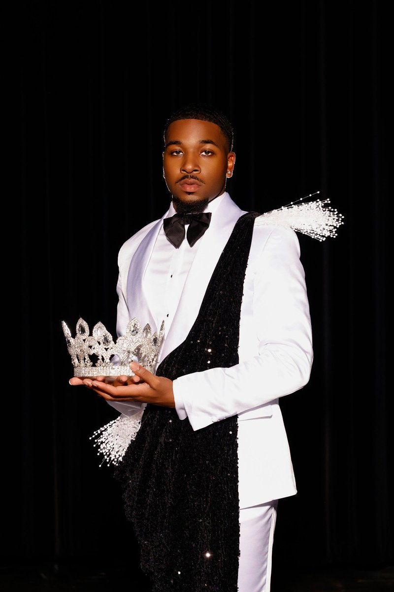 HippieKey's tweet image. The Finale

Thanks to my org who let me be a representative of them &amp;amp; the Black Excellence at large!Being a male role model as a minority is more important than anything.

Thanks for my 10+ Titles &amp;amp; Reigns, for my Crown now is a Grad Cap!

#NoPlaceLikePV #PVGrad #HBCUGrad #TheWiz