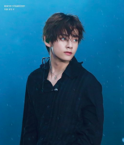 AboutMusicYT's tweet photo. Taehyung on stage, 2019. https://t.co/9OMCkx3j1m