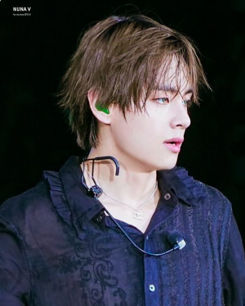 AboutMusicYT's tweet photo. Taehyung on stage, 2019. https://t.co/9OMCkx3j1m