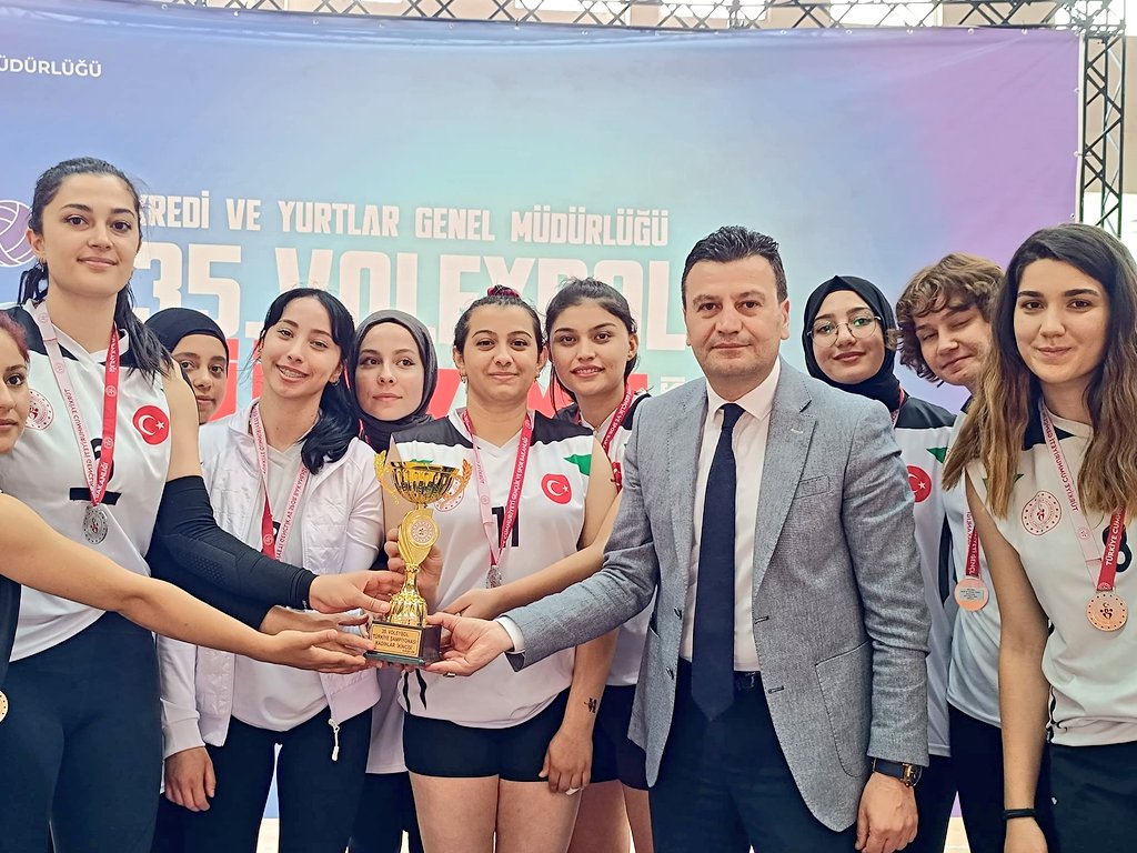 📍GSB Kırşehir Yurtları @GSB_KYGM tarafından düzenlenen ve il Müdürlüğümüz ev sahipliğinde organize edilen Voleybol Türkiye Şampiyonası, Genel Müdür Yardımcımız Haluk Tayyib YETİM'inde katıldığı ödül töreninin ardından sona erdi.😊🏢🏐 @OA_BAK @gencliksporbak