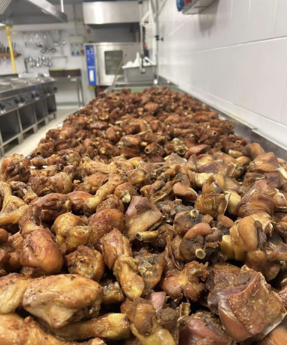 midethecaptain's tweet image. Can you work here without eating from the meat??